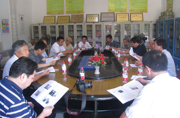 胡兴超,程大文一行深入该镇镇区,查看了突山文化园,远程教育广场及