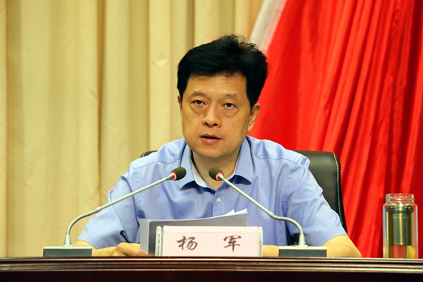 以刀刃向内自我革命精神坚决打赢优化营商环境攻坚战