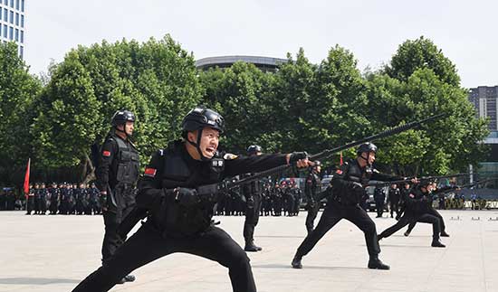 宿州公安特警机动队2021维稳处突拉动演练举行