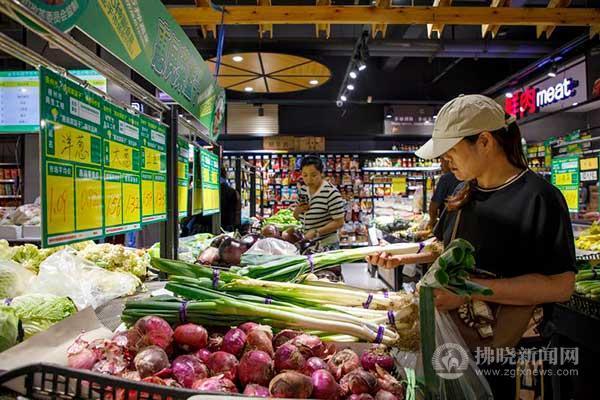 >首页>政务资讯>便民提示>6月5日,市民在宿城家和超市(金方世纪城店)