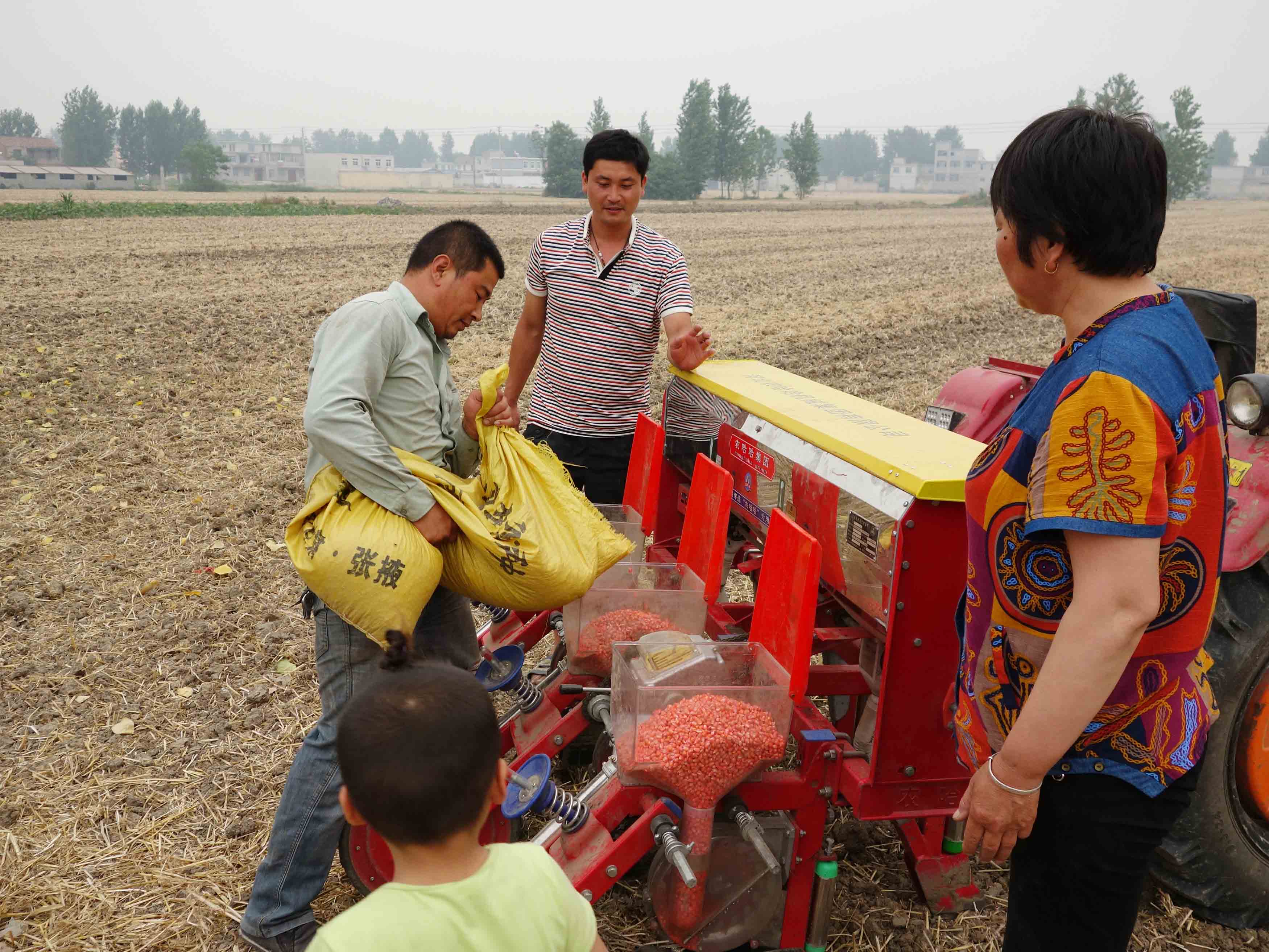 宿州农民播种玉米忙