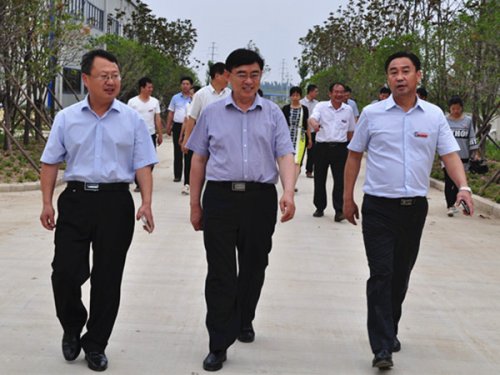 李令臣一行相继来到城区水源地,汴北水厂,供水化验中心等地,通过实地