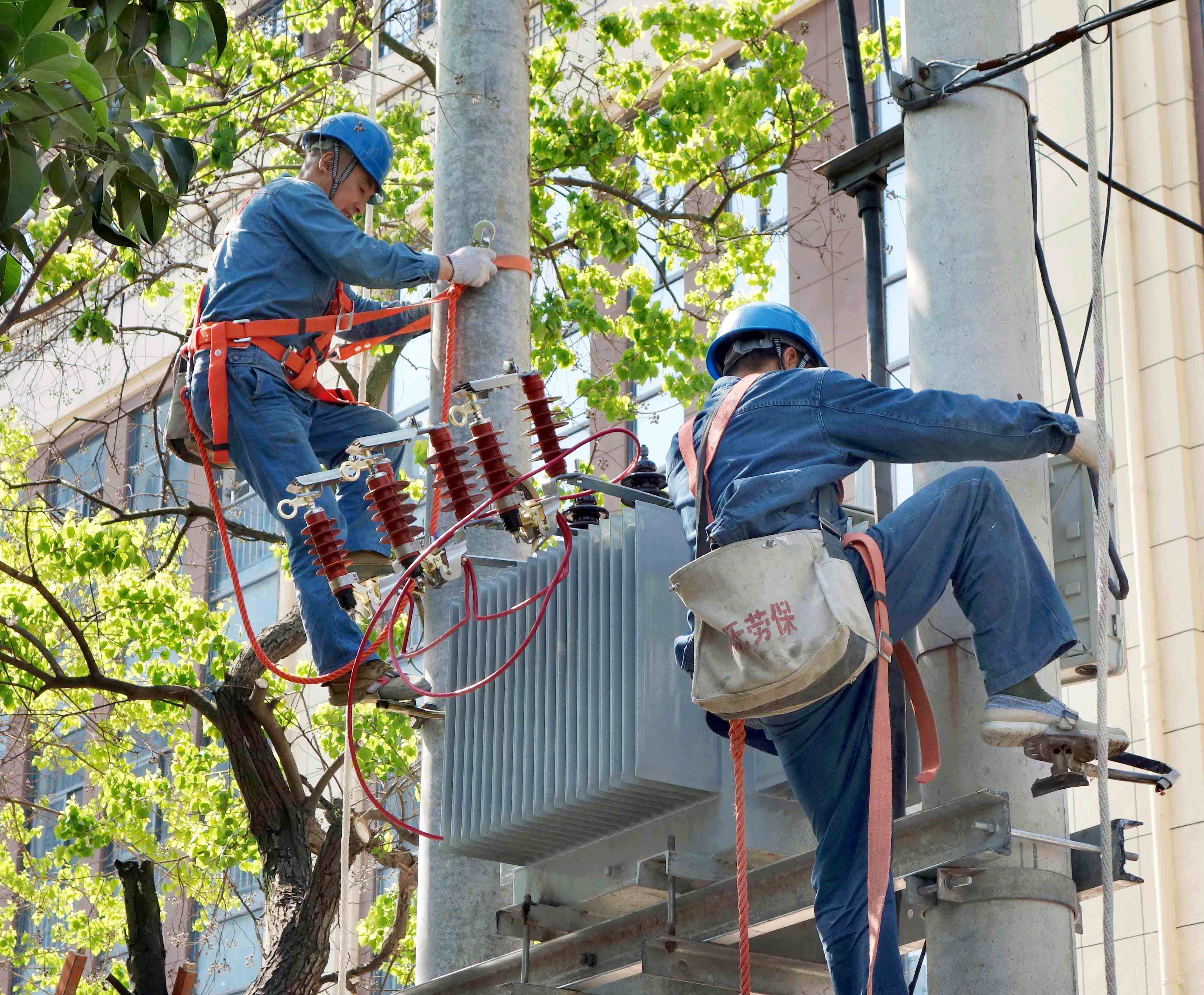劳动最光荣五一前夕电力员工电网施工忙