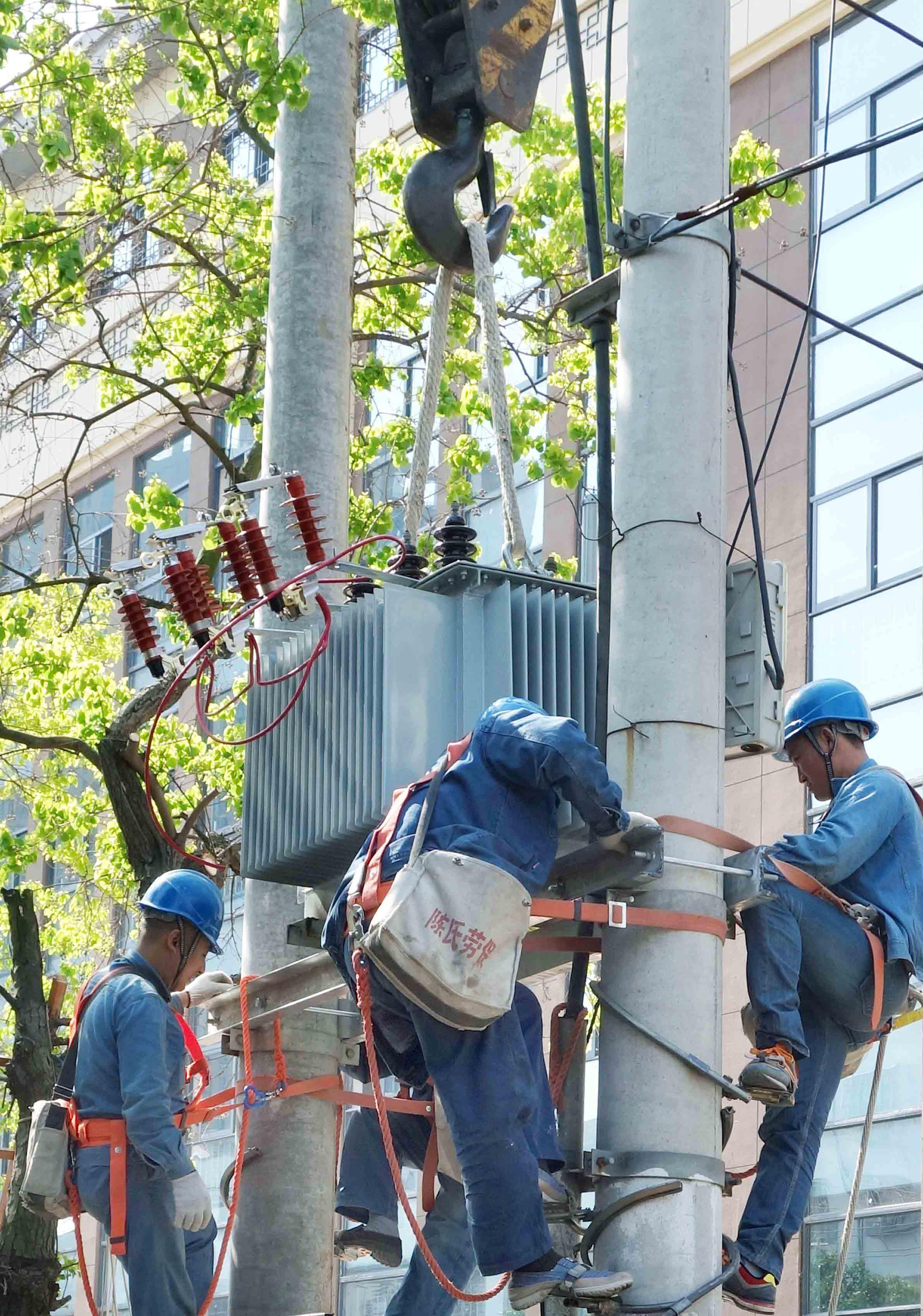 劳动最光荣五一前夕电力员工电网施工忙