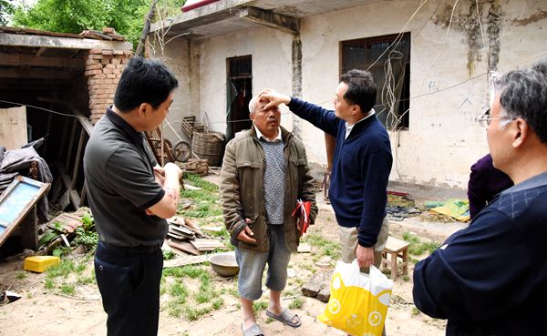 在土山村贫困户武维波,武维著等人的家中,王立亚实地查看了羊,鹅的