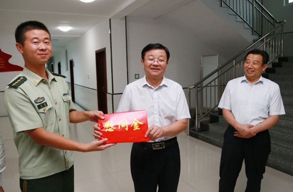 泗县县委书记张志强县长王法立开展八一慰问活动