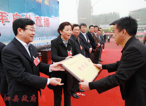 王娟指出,"百姓热线"自2013年5月1日开播以来,全县40家政府职能部门和