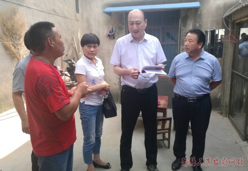 7月12日,萧县县长武戈深入赵庄镇,酒店乡专题调研扶贫工厂(场).