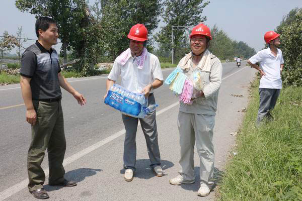 2013年8月11日,砀山县直机关工委书记李超峰在国网砀山县供电公司领导