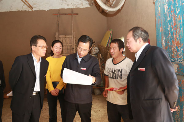 一行先后来到大庄镇东风村和王官村,分别看望慰问了贫困户杨步飞,许春