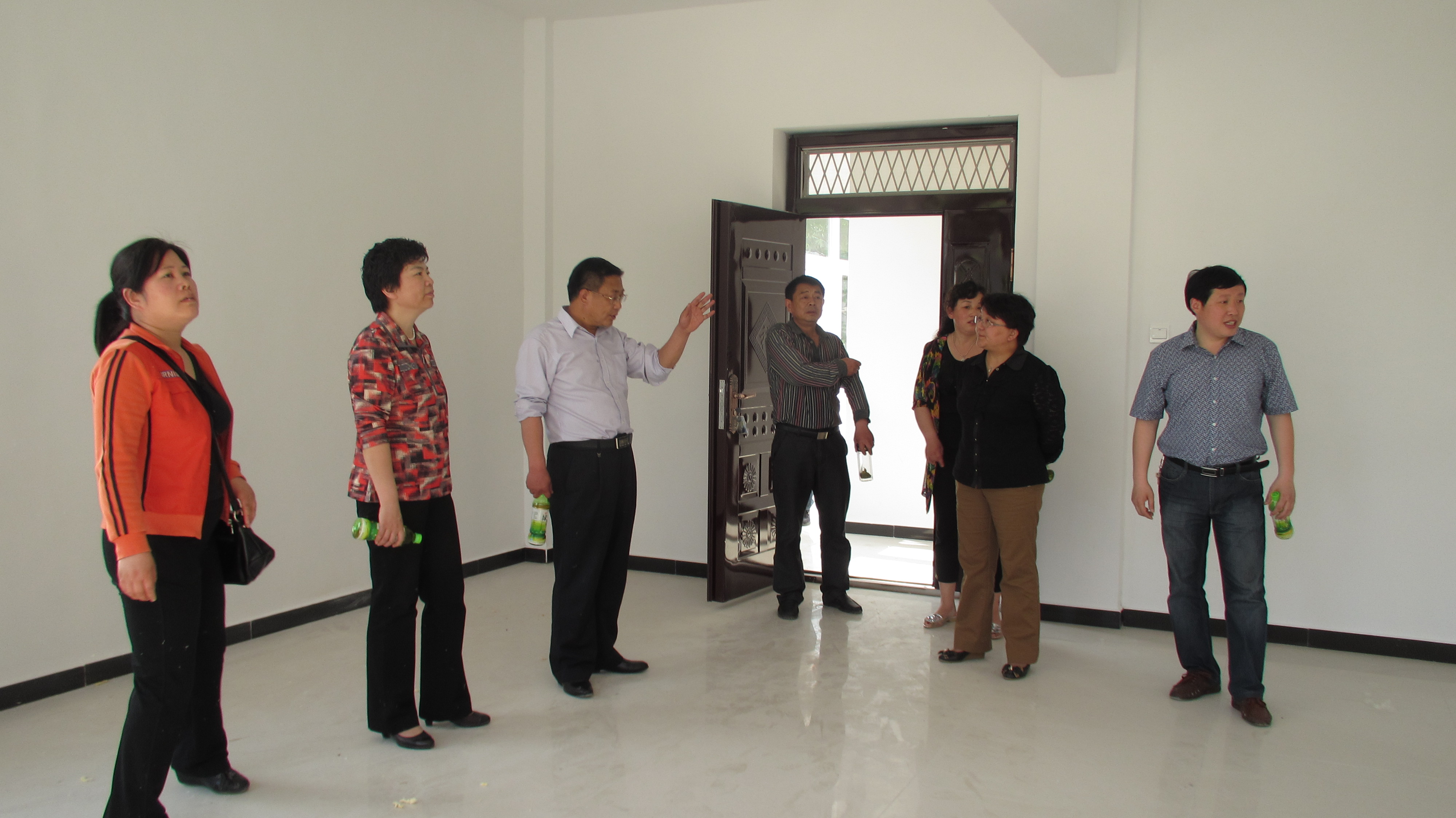 5月13日下午,市民政局吴春芳副局长一行3人赴埇桥区,实地督查社区建设