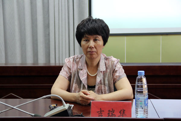 我县举行依法行政示范单位授牌暨新行政诉讼法培训会