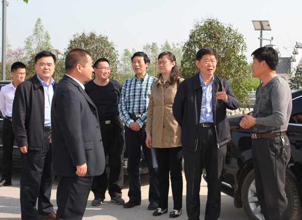 省司法厅党委委员王春敬一行到良梨镇看望慰问帮扶户