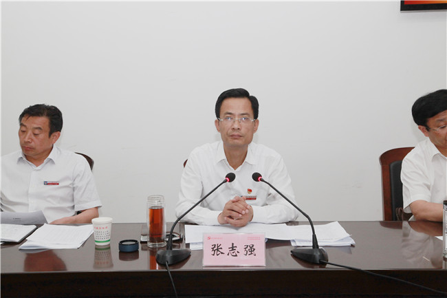 会上,县委书记张志强传达了省市强化党政正职责任坚决打赢脱贫攻坚战