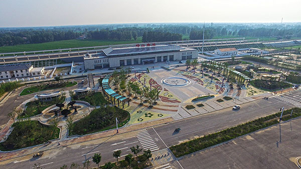 日前,砀山南站(高铁站)站前广场绿化工程基本完成,从空中俯视,整个