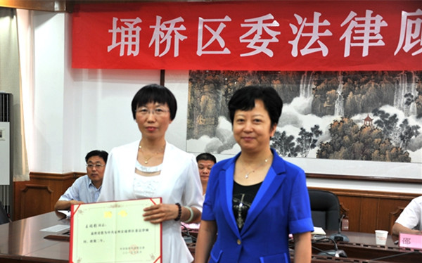 牛慧琴在讲话中首先代表区委,向接受聘任的5位法律顾问表示热烈的祝贺