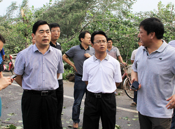 朱学亮等县领导第一时间深入受灾现场查看灾情