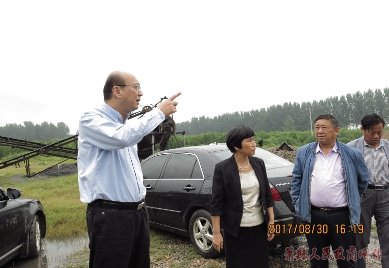 8月30日,萧县县长武戈冒雨对部分突出环境问题整改工作进行督查.